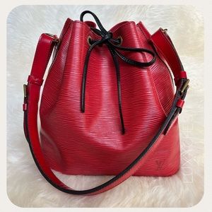💌 Stunning 💌 Louis Vuitton Epi red Noe